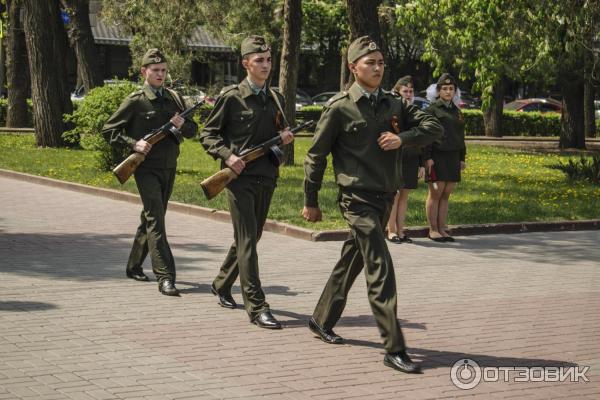 Почетный караул Поста номер 1 у Вечного огня на Аллее Героев