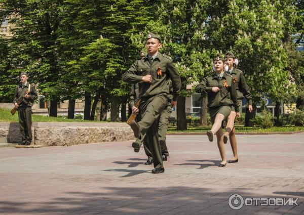 Почетный караул Поста номер 1 у Вечного огня на Аллее Героев