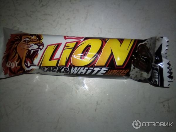 Шоколадный батончик Nestle Lion BlackWhite фото