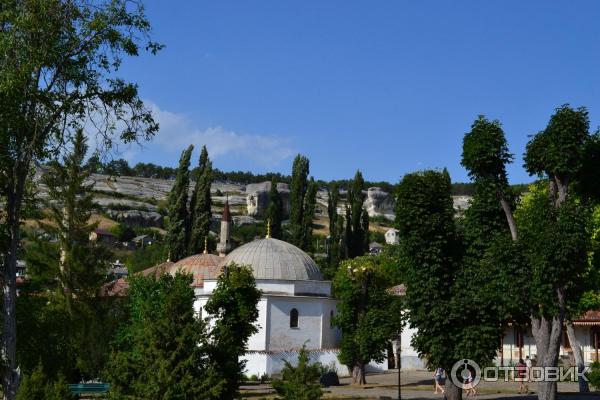 Вид из глубины двора