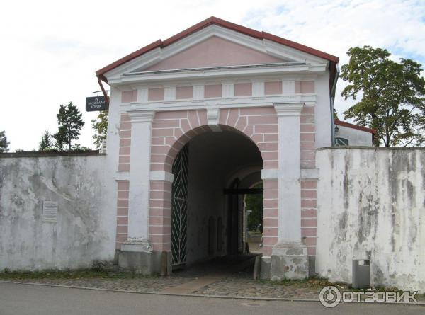 Исторический памятник 17 века в городе Пярну - Таллинские ворота