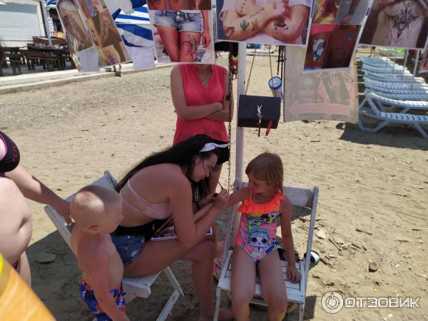 Девушка мастер и ничего не подозревающие люди