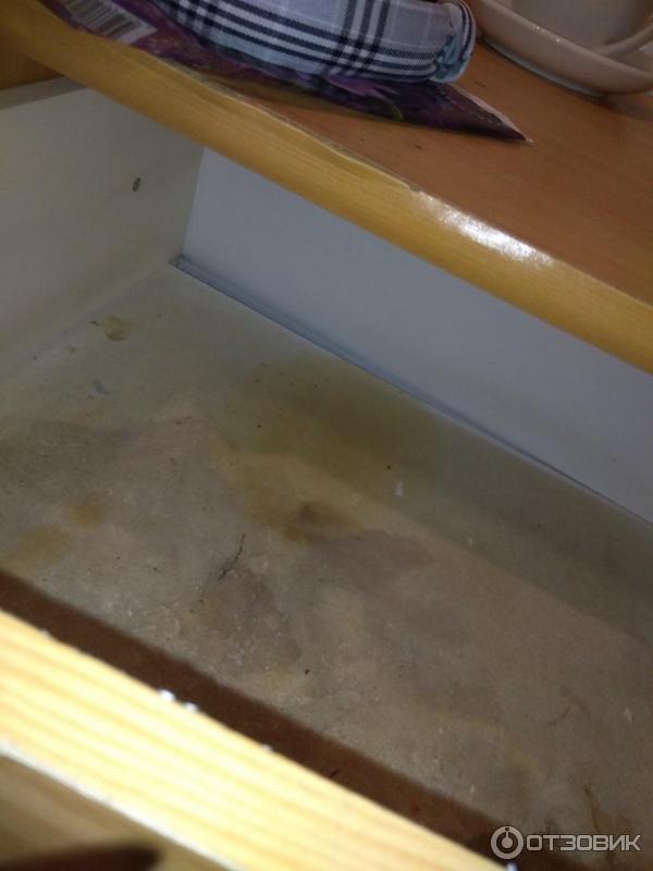 Вот такая тумбочка, полуразволившаяся и ещё и грязная