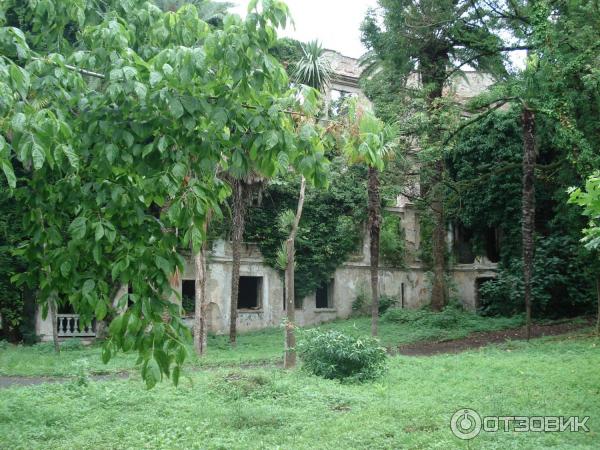 Разрушенное войной здание, Новый Афон, центральный парк