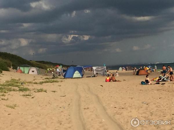 Палатки на диком пляже в районе воинской части