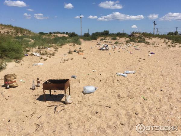 Мусор на пляже на Бугазской косе