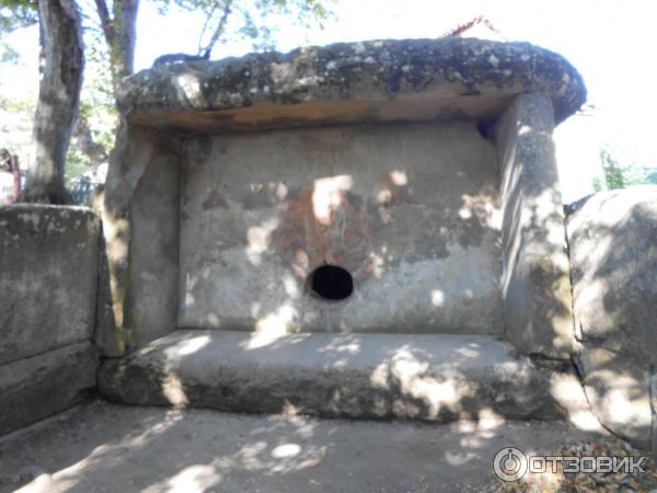 Дольмен в Джубге (Россия, Краснодарский край) фото