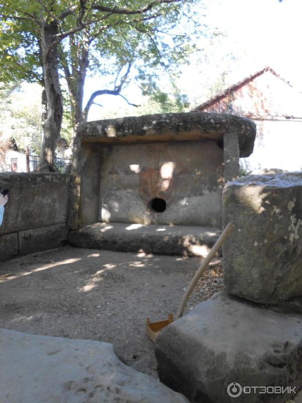 Дольмен в Джубге (Россия, Краснодарский край) фото