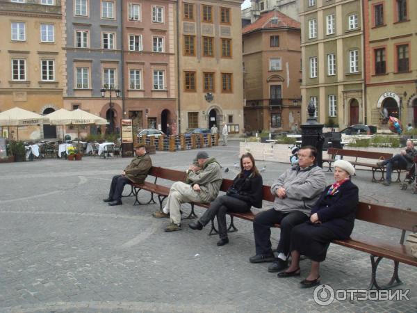 Отдых на лавке в старом городе