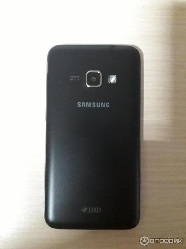 Смартфон Samsung Galaxy J1 фото