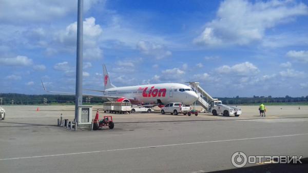 Самолет Thai Lion Air вдали