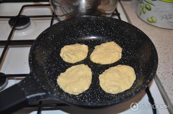 Жарка на масле. Масло для фритюра. Как называется жарить без масла. Наггетсы на сковороде. Жареная рыба сверху.
