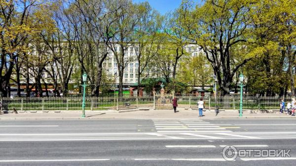 Прогулка вдоль реки Невы по Петроградскому острову (Россия, Санкт-Петербург) фото