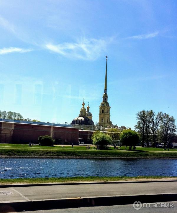 Прогулка вдоль реки Невы по Петроградскому острову (Россия, Санкт-Петербург) фото