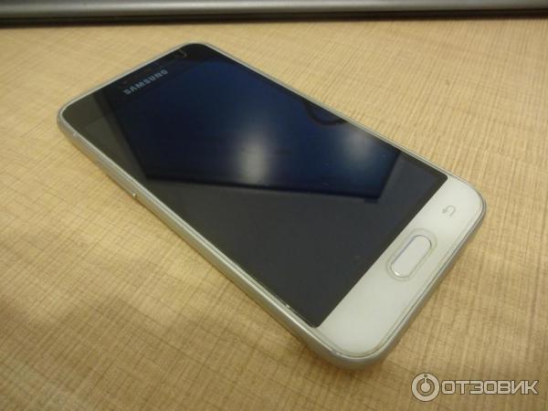 Смартфон Samsung Galaxy J1 фото