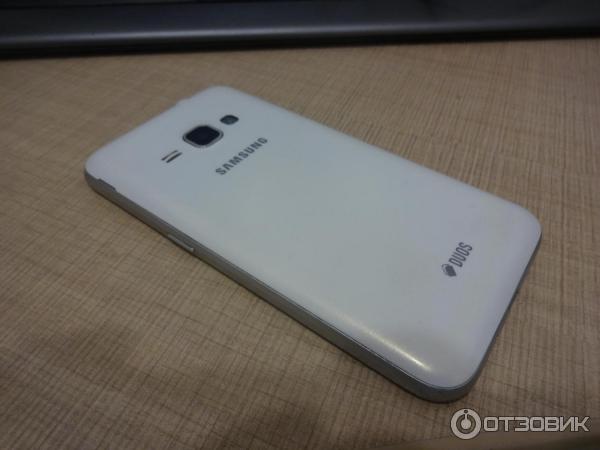 Смартфон Samsung Galaxy J1 фото