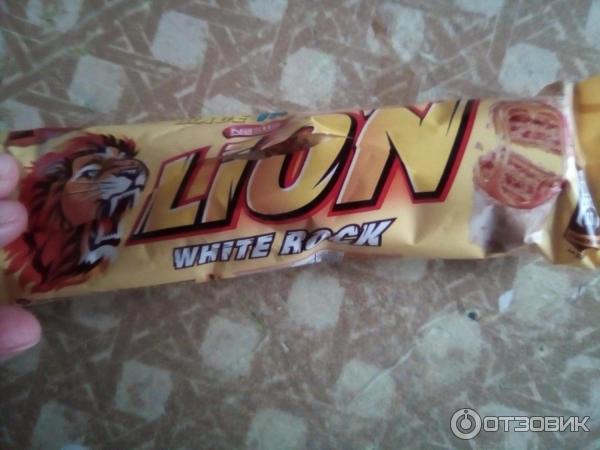 Шоколадный батончик Nestle Lion White Rock фото