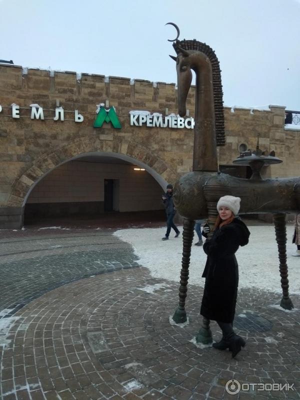 Вход в метро и скульптура Конь-страна