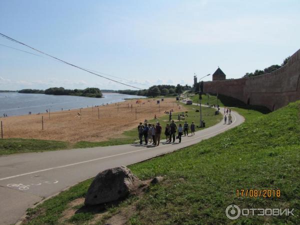 Пляж и дорога у стен Новгородского Кремля