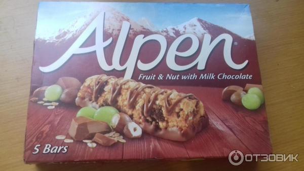 Батончик из мюсли на шоколадной основе Alpen с фруктами и орехами фото