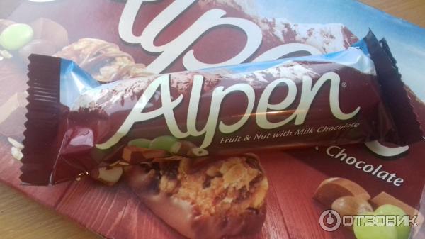 Батончик из мюсли на шоколадной основе Alpen с фруктами и орехами фото