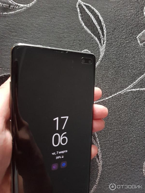 Фронтальная камера смартфона Samsung Galaxy S10 plus