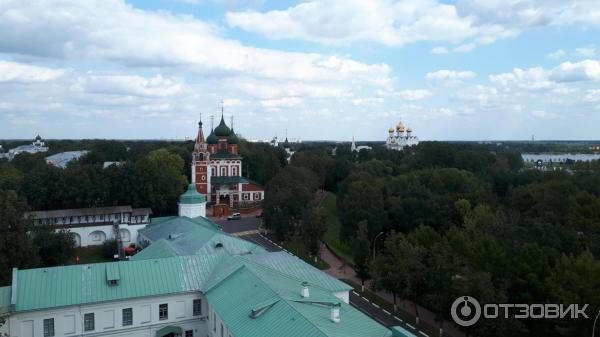 Поближе - Храм Михаила Архангела. Подальше - Успенский Кафедральный Собор