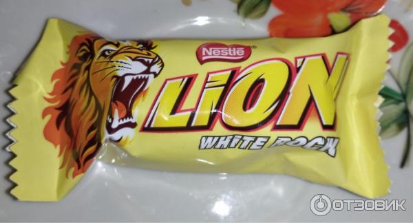 Шоколадный батончик Nestle Lion White Rock фото