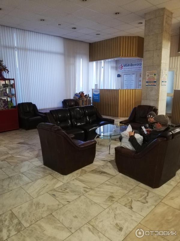 Холл с креслами