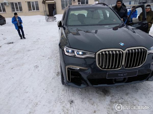 Автомобиль BMW X7 фото