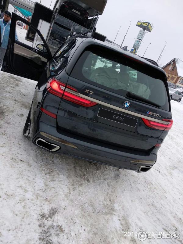 Автомобиль BMW X7 фото