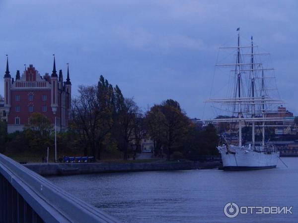 Вид на Шеппсхольмен с моста. А рядом с ним пришвартован королевский фрегат Тре крунур который каждый год приходит в Санкт-Петербург под алыми парусами.