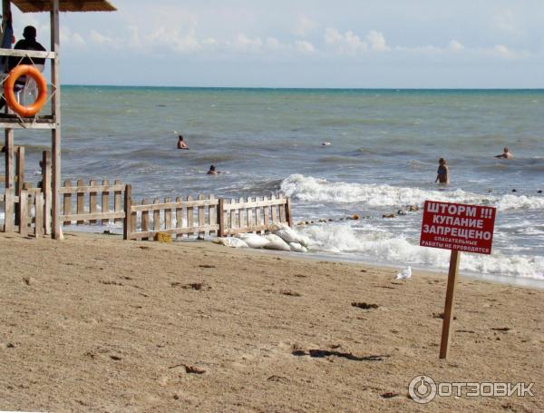 Пляж отеля Фиорд во время шторма, Евпатория, Крым