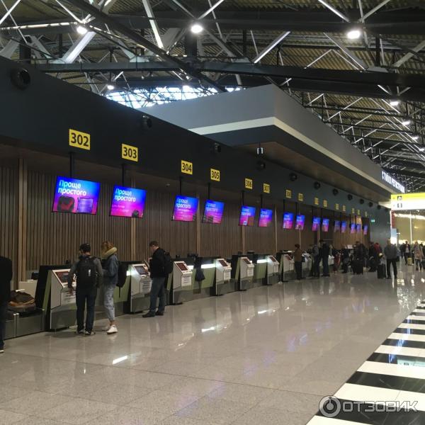Как пройти регистрацию в шереметьево терминал в. Шереметьево терминал b стойки регистрации. шереметьево стойки 301. стойка регистрации терминала b шереметьево. стойка негабаритного багажа в аэропорту шереметьево.