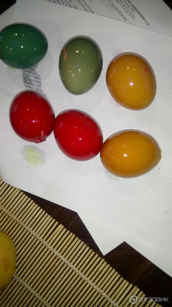 Пищевой краситель для яиц можно. Красители для яиц. Краситель для яиц желтый. Крашение яиц пищевыми красителями. Красим яйца пищевыми красителями.