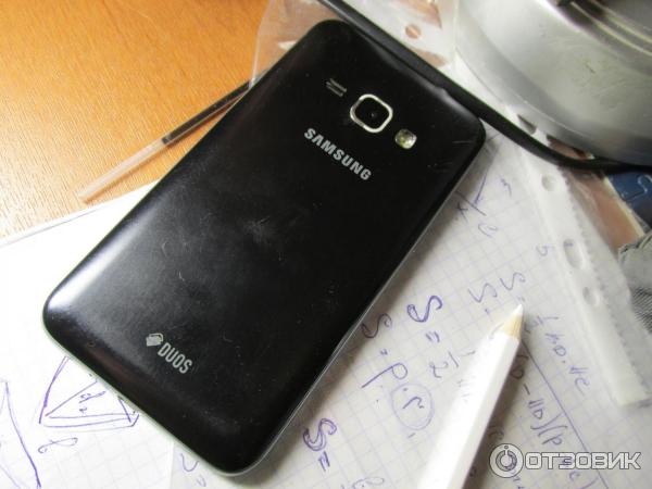 Смартфон Samsung Galaxy J1 фото