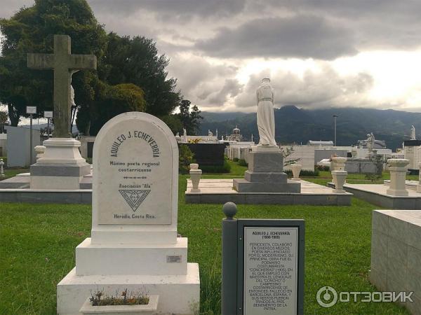 Экскурсия по Cementerio General, Коста-Рика, Сан-Хосе - надгробие поэта Акилео Чеверриа