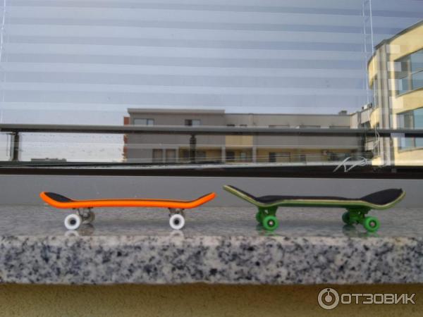 Tech Deck слева. Конкейв глубже у профессиональной доски справа.
