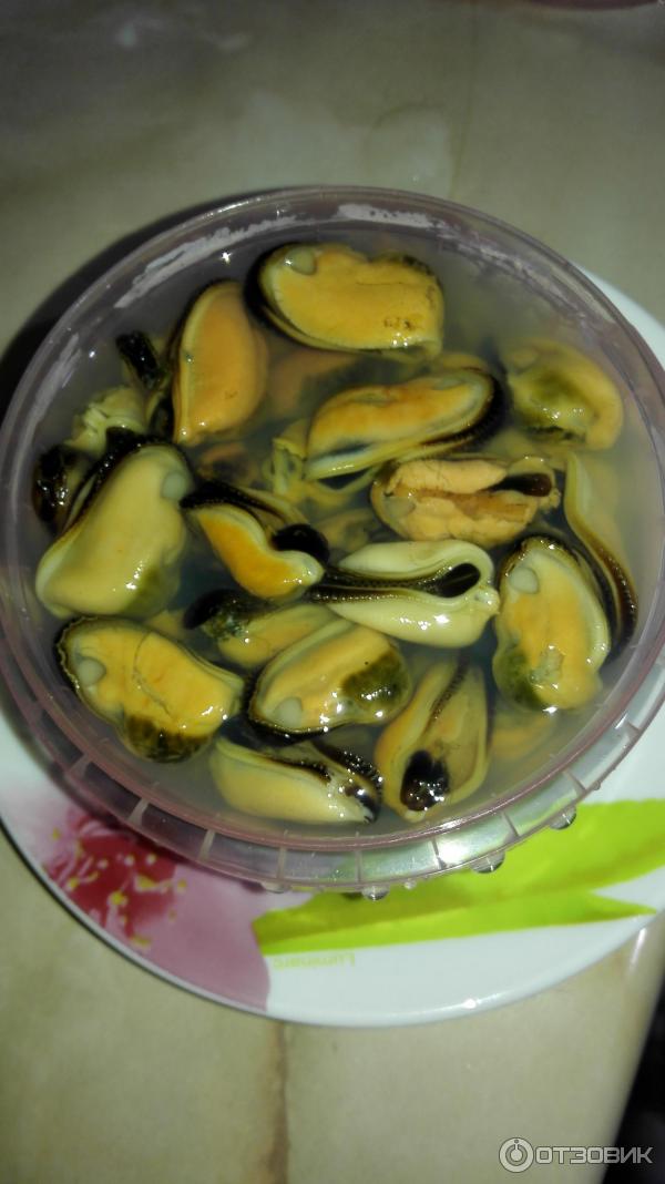 Мидии маринованные в магазине. Моллюски приготовленные. Мидии в рассоле. Мидии уксус. Мидии.