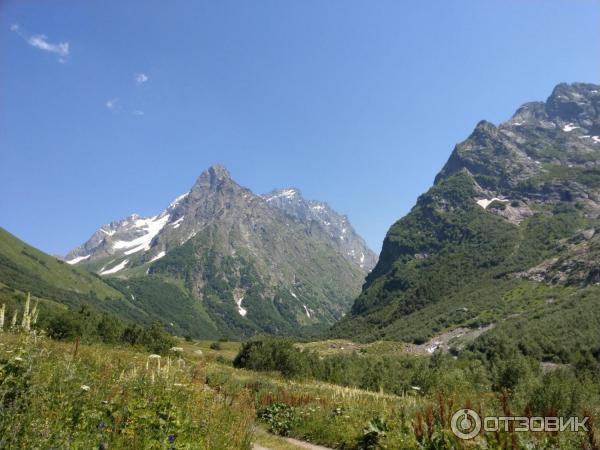 впереди заснеженные вершины