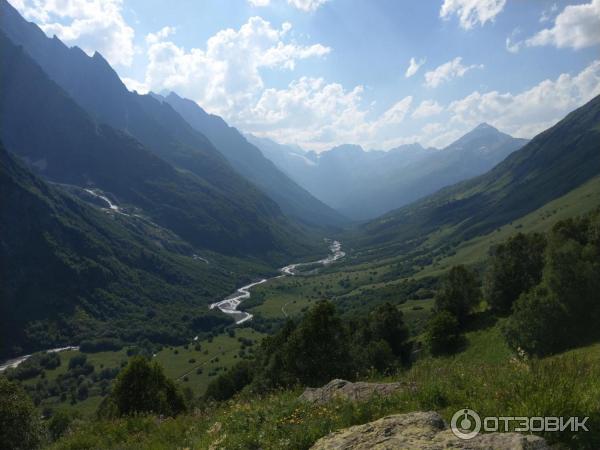 вид на русло реки и ущелье