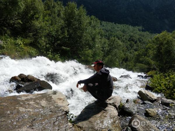 стремящийся вниз поток воды