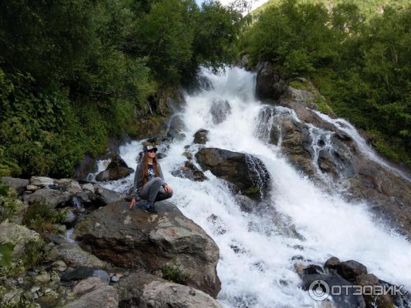 у водопада