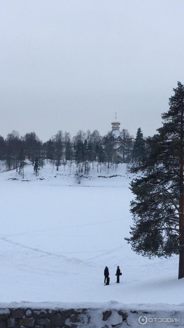 Церковь на берегу реки, недалеко от отеля