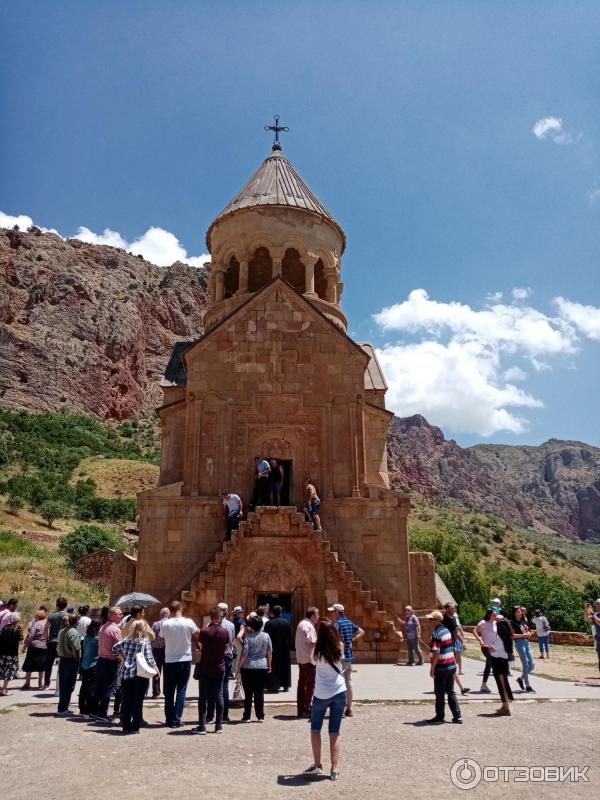 Service armenia. Нораванк Арени. Арени Армения достопримечательности. Джермук Армения Нораванк. Церковь в Джермуке.