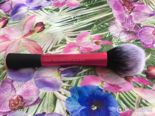 Кисть для румян Real Techniques Blush Brush фото