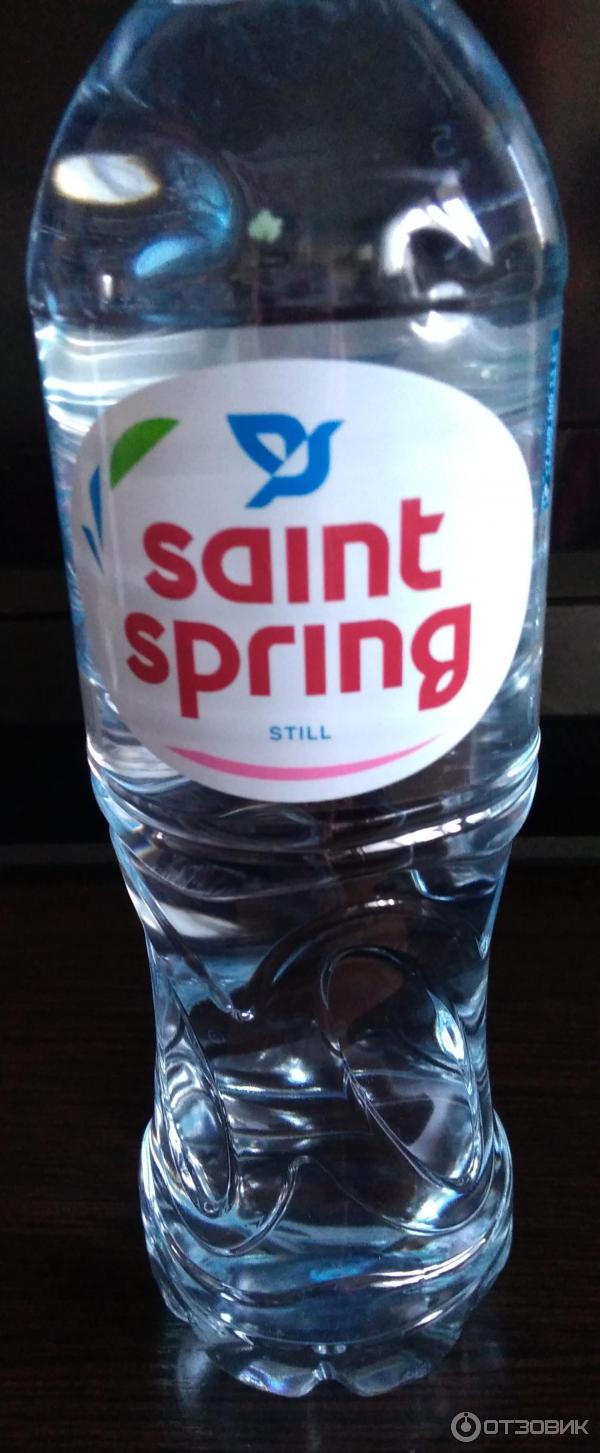Святой источник пятерочка. Святой источник вода Saint Spring. Вода в бутылке Святой источник. Реклама питьевой воды Святой источник. Литровая вода Святой источник.