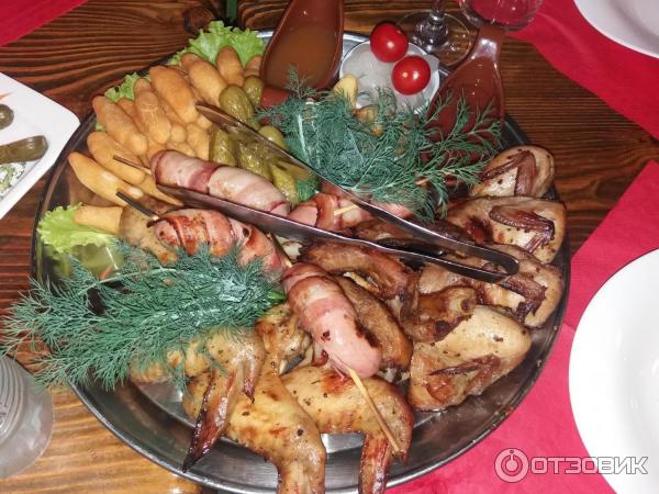 Блюда для большой компании сет после охоты ресторан охотничий рай Ижевск сосиски в беконе курица перепёлка сырные палочки маринованные овощи свиные ребрышки