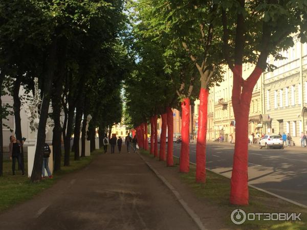 Бульвар, красные стволы деревьев