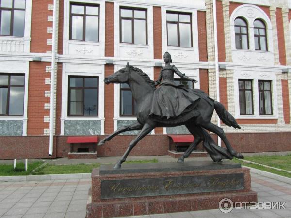 памятник царицы Елизаветы Петровны